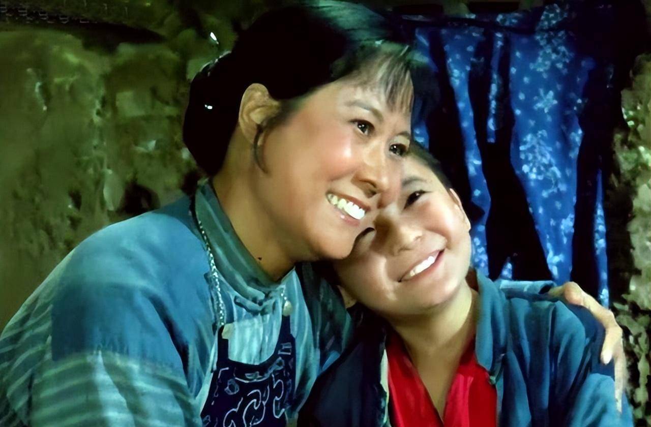 1974年,电影《闪闪的红星》上映后引起轰动,饰演潘冬子的朱心筠成为