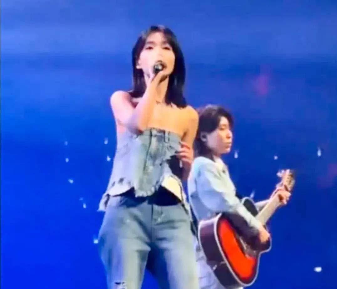 吴佩玲竟然认错人了,把陌生人王信仪当成好朋友,还上前打招呼.