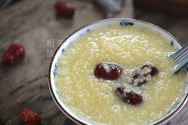 这道红枣小米粥不但可以健胃,养胃,活血,养颜,而且还是营养价值较高的