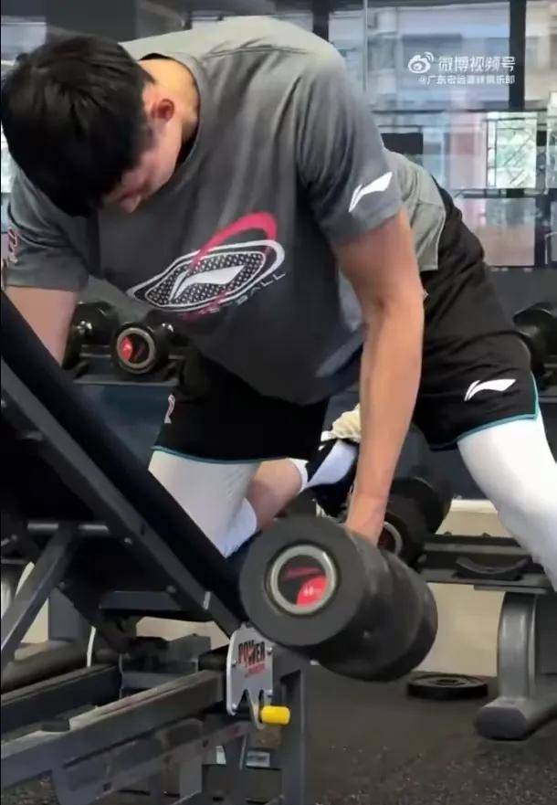 广东男篮晒出了周琦单手举起80斤哑铃的训练视频,恶魔回来了吗?