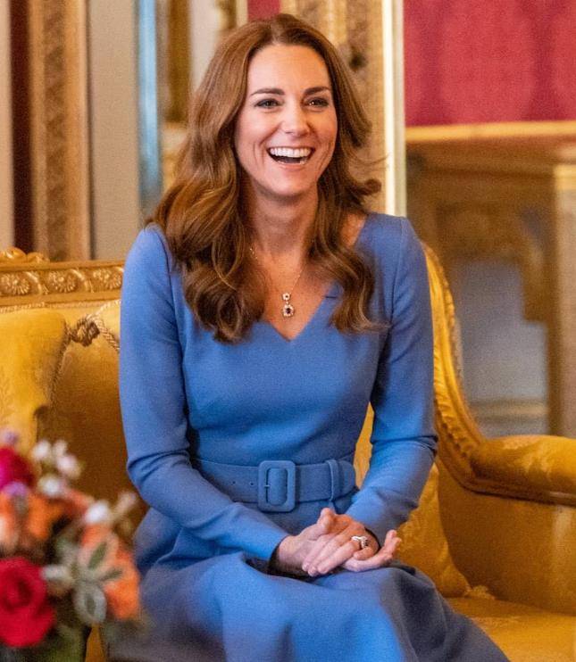 下机后坐车上气质高冷,威尔士王妃并未接机_凯特都_连衣裙_穿着