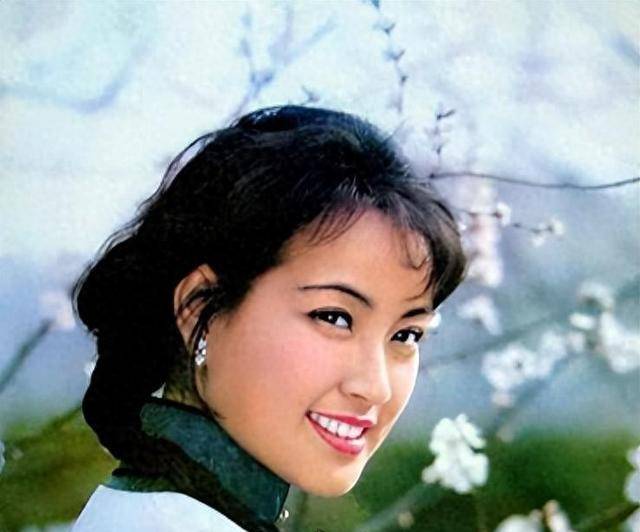 出生于普通上班族家庭的刘晓庆,从小就对舞台有着向往.