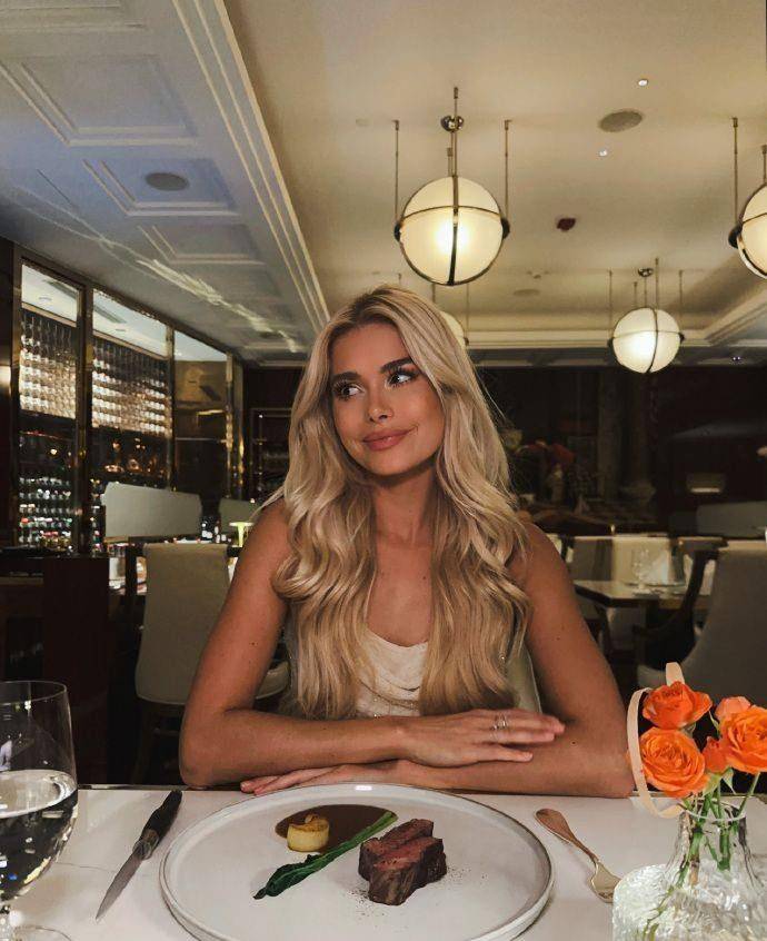 26岁健身博主帕梅拉晒钻戒疑似好事将近,穿吊带短裙露出尴尬痕迹_生活