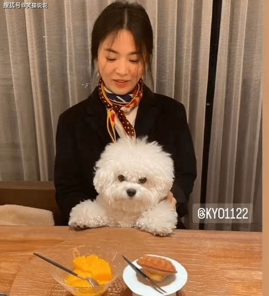 宋慧乔庆贺42岁生日:乔妹头戴皇冠好美,与闺蜜相抱好开心!