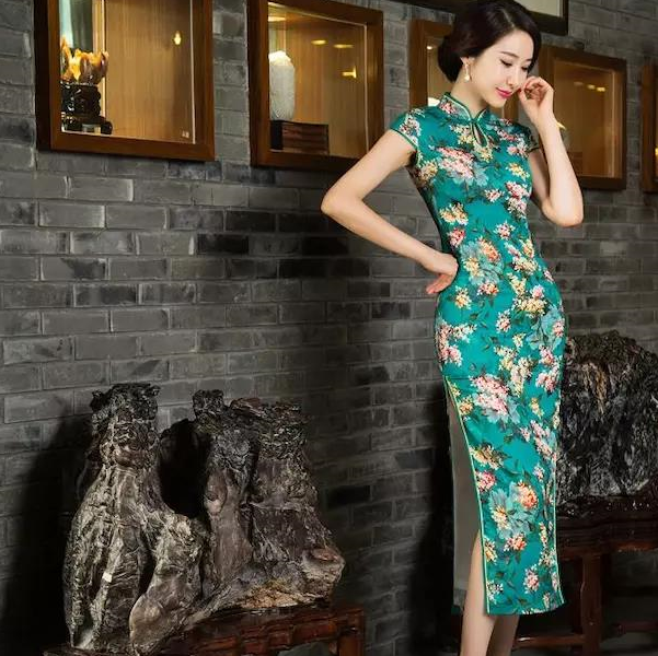 最绚丽的印花旗袍的穿搭,让你化身花丛中的仙子宛如国色天香!