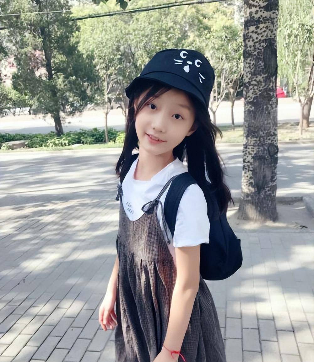 原赵薇的女儿真是个大美人,她的大眼睛,小脸蛋,比妈妈还要漂亮_白色