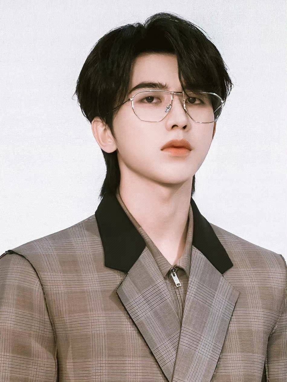 25岁蔡徐坤盛装回归,音乐魅力引十万人关注,华语乐坛再起风云_舞台