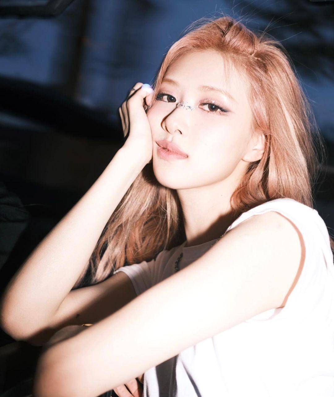 rosé为拍杂志尝试深黑发,原来长年漂染秀发原因,藏着容貌焦虑心酸