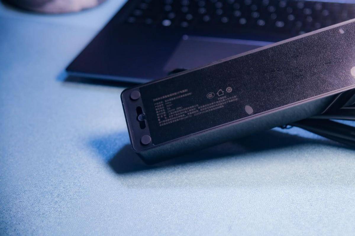 向日葵智能插线板p1pro背面除了印有一个二维码和产品的规格参数信息