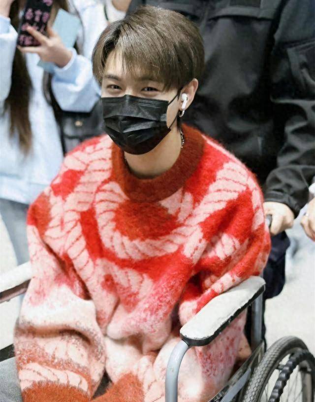 德云社秦霄贤受伤,被助理搀扶现身机场,坐安检台与粉丝挥手告别_老秦