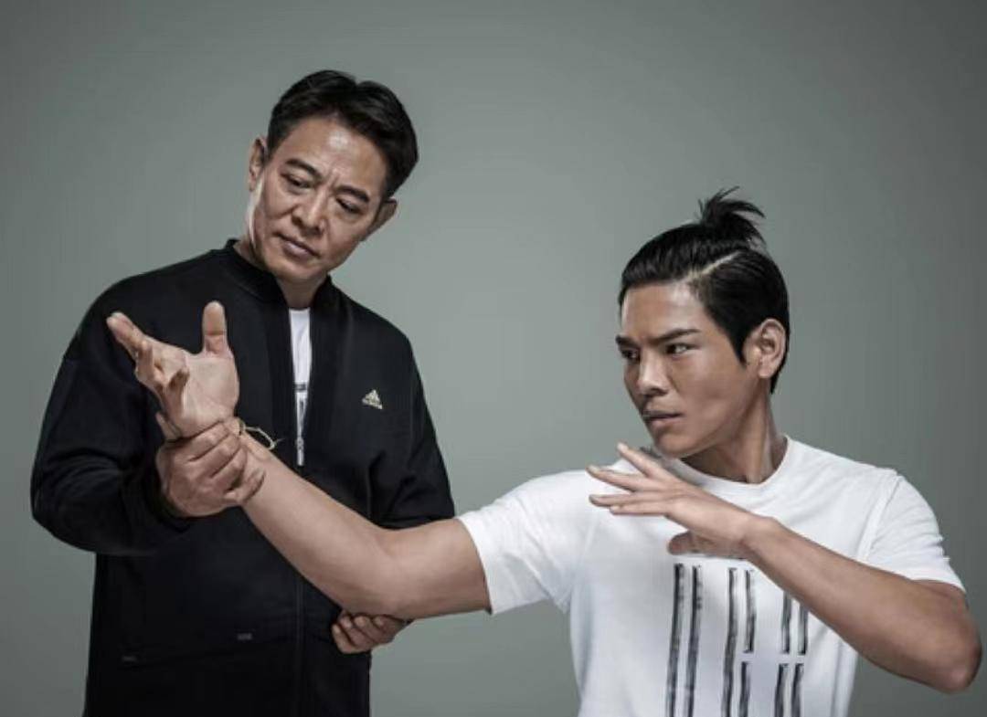 李连杰带女儿去向家聚会,头戴白花显可爱,郭碧婷女儿出镜引热议_向佐