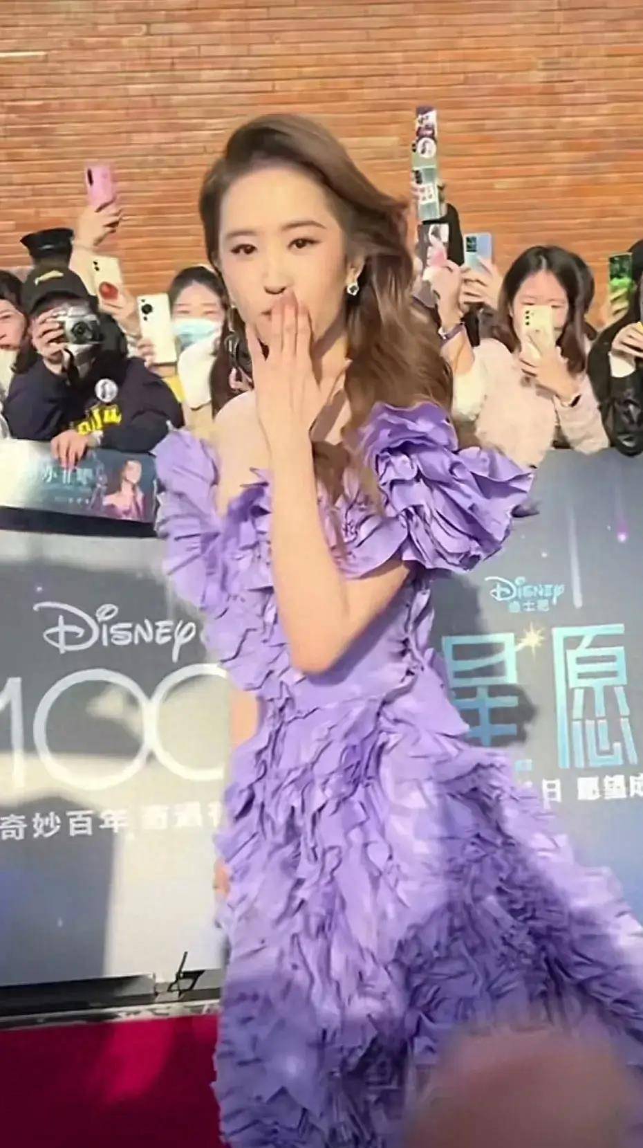 刘亦菲活动造型"拉胯",紫色礼服皱皱巴巴,故意露出腿被指粗壮_争议