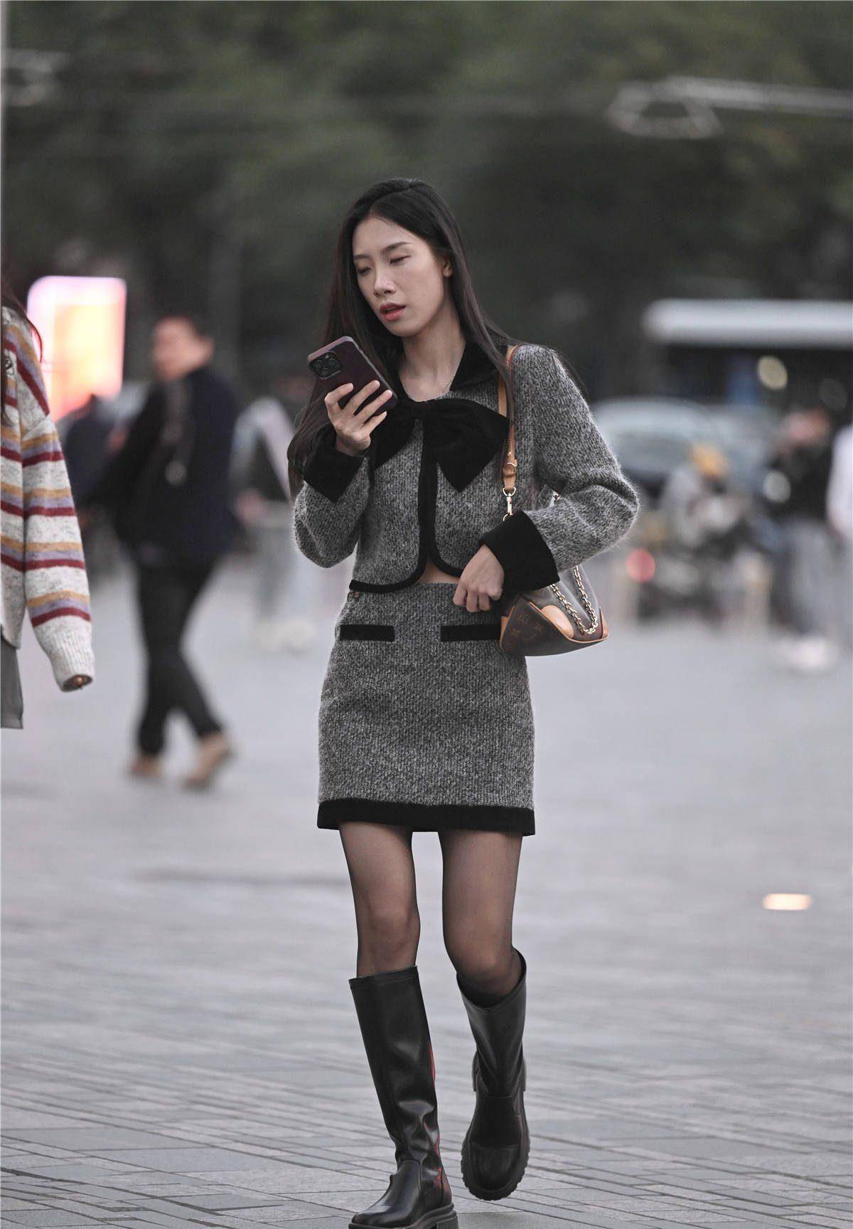 秋季的搭配很简单,黑色丝袜搭配长靴,简单时尚的风格_美女_靴子_款式
