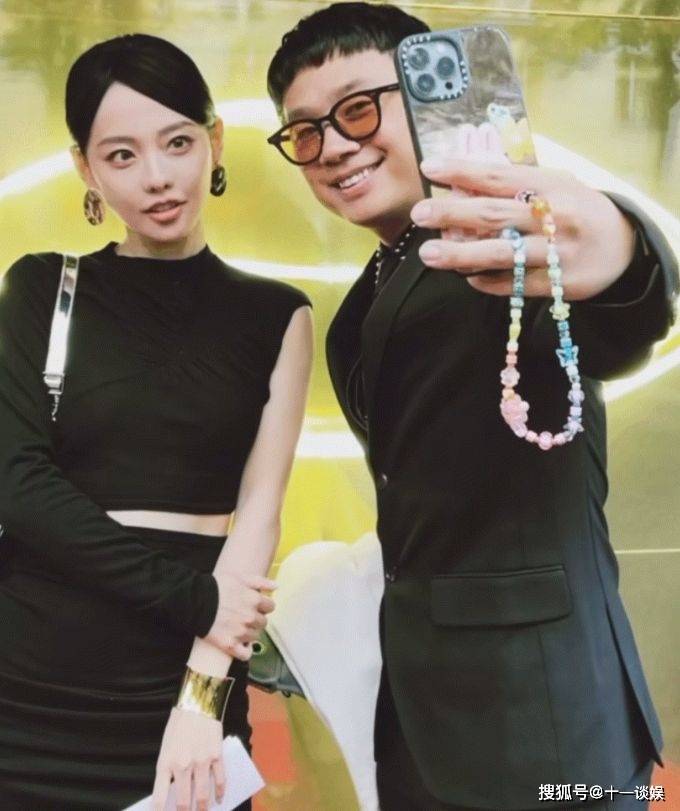 baby深夜带小海绵看病,独自抱娃显吃力,没保姆助理陪同显无助_杨颖