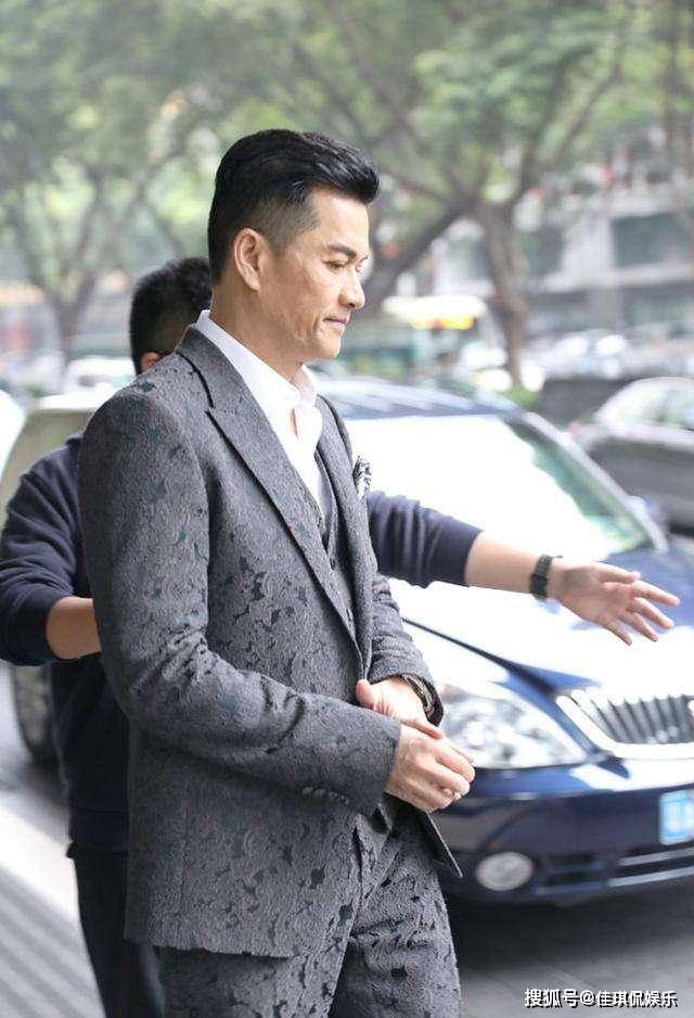 "吕良伟被称做冻龄男神"三婚娶贵州富婆,二婚邝美云,一婚周海媚_生活