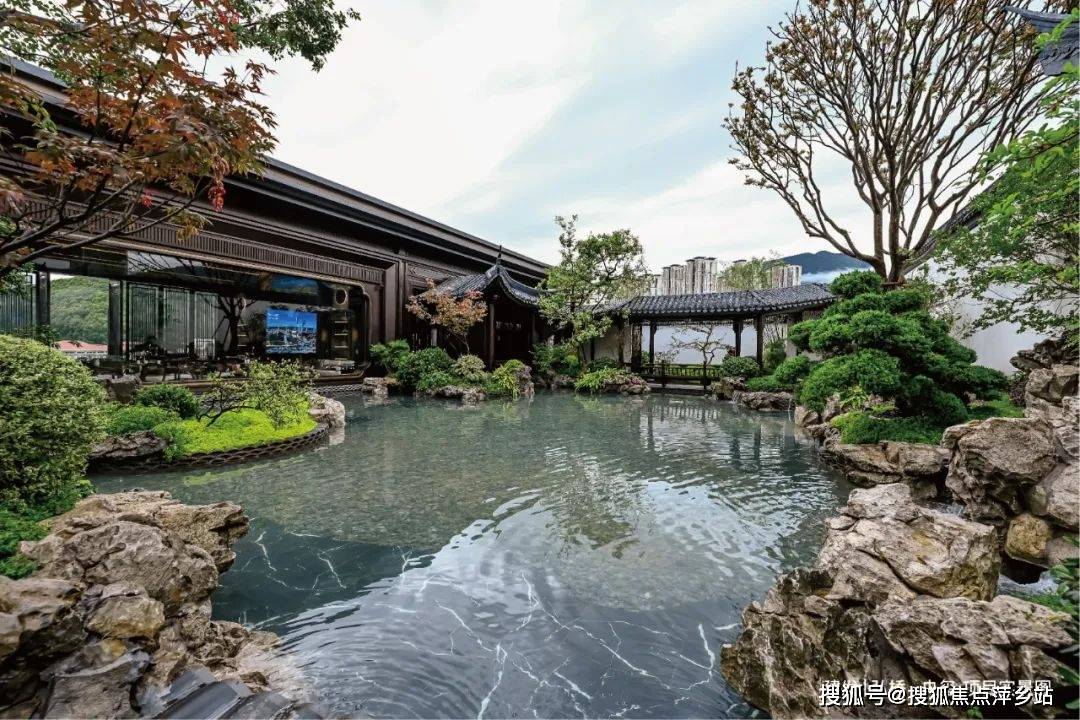 伴着现场悠扬的旋律步入建发丨弘桥·央玺,东方美学实景示范区东方