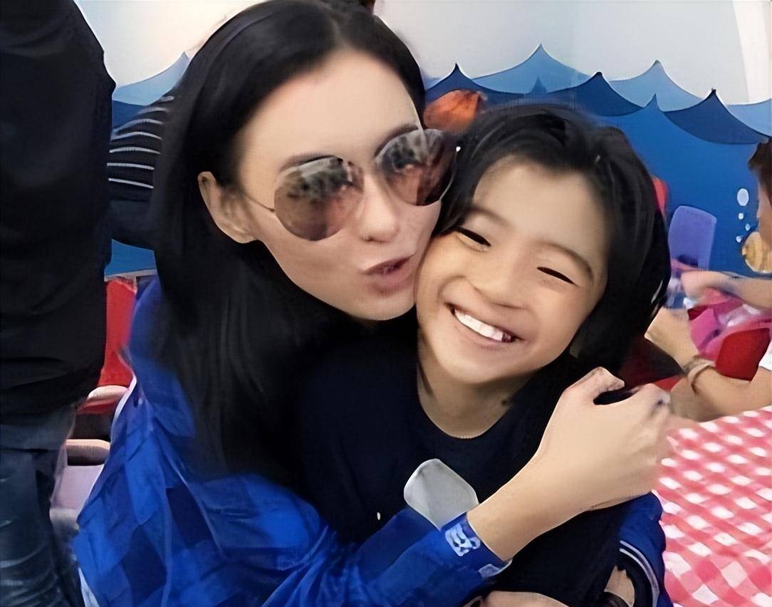 张柏芝带三胎儿子现身,5岁张礼承身高猛长,曝孩子生父争抚养权_张立成