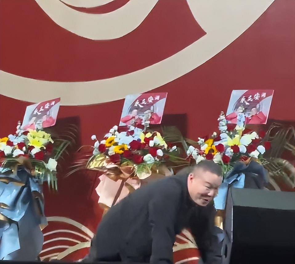 岳云鹏"爬行相声"争议大,被批黔驴技穷,孙越捧哏雪上加霜_表演_观众