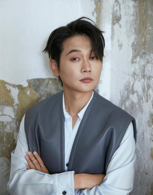 德云社孟鹤堂尝试新造型,晒照引发热议,网友:又被郭德纲欺骗了_舞台