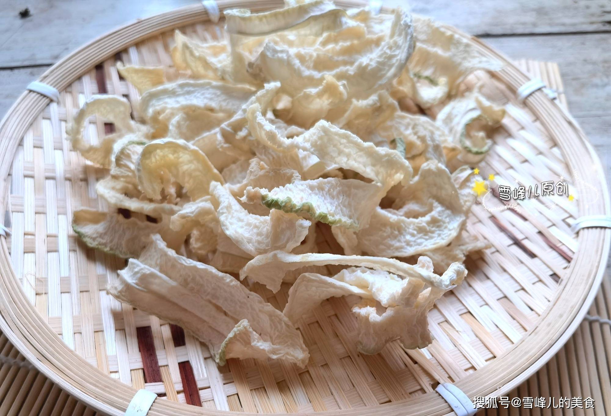 11月晒冬瓜干正当时,一次买30斤晒干储存起来炖肉吃可香了,随吃随取特