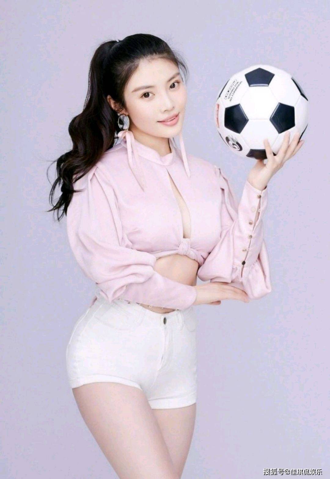 王晶捧了3年都没火,刘德华也带不动,却被沈腾带领挣取25亿票房_徐冬冬