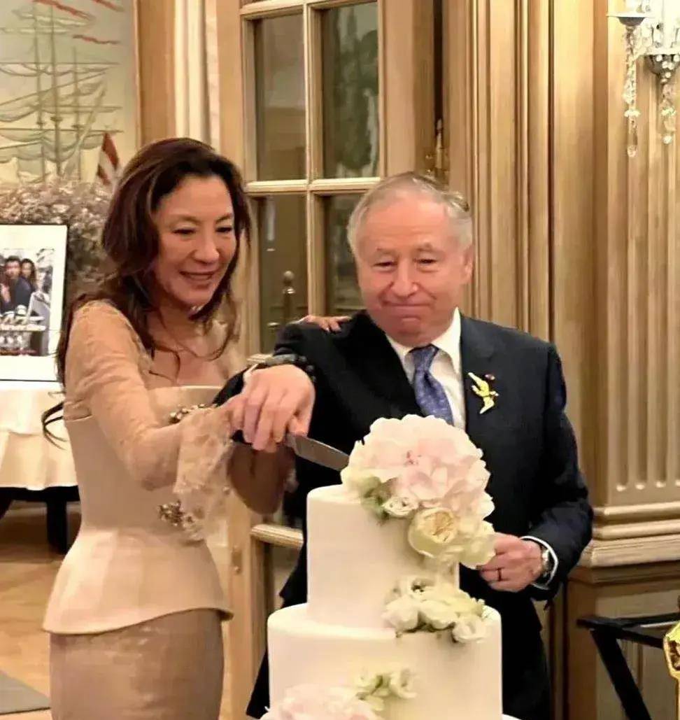 杨紫琼和77岁老公晒卧室照,老公是法拉利总裁,床单被卷成心形_丈夫_床