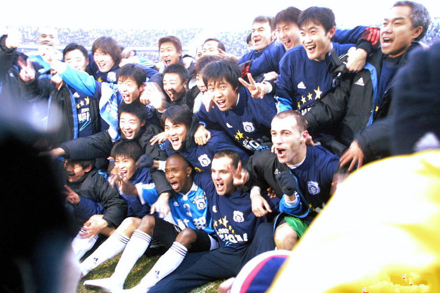 21年前今天大连实德2-1国安 上演甲a3连冠,现场庆祝球员今何在?