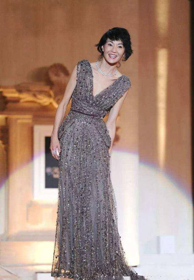 张曼玉走机场装少女,穿背心身材干巴巴的,近60岁了优雅老不好吗_感觉