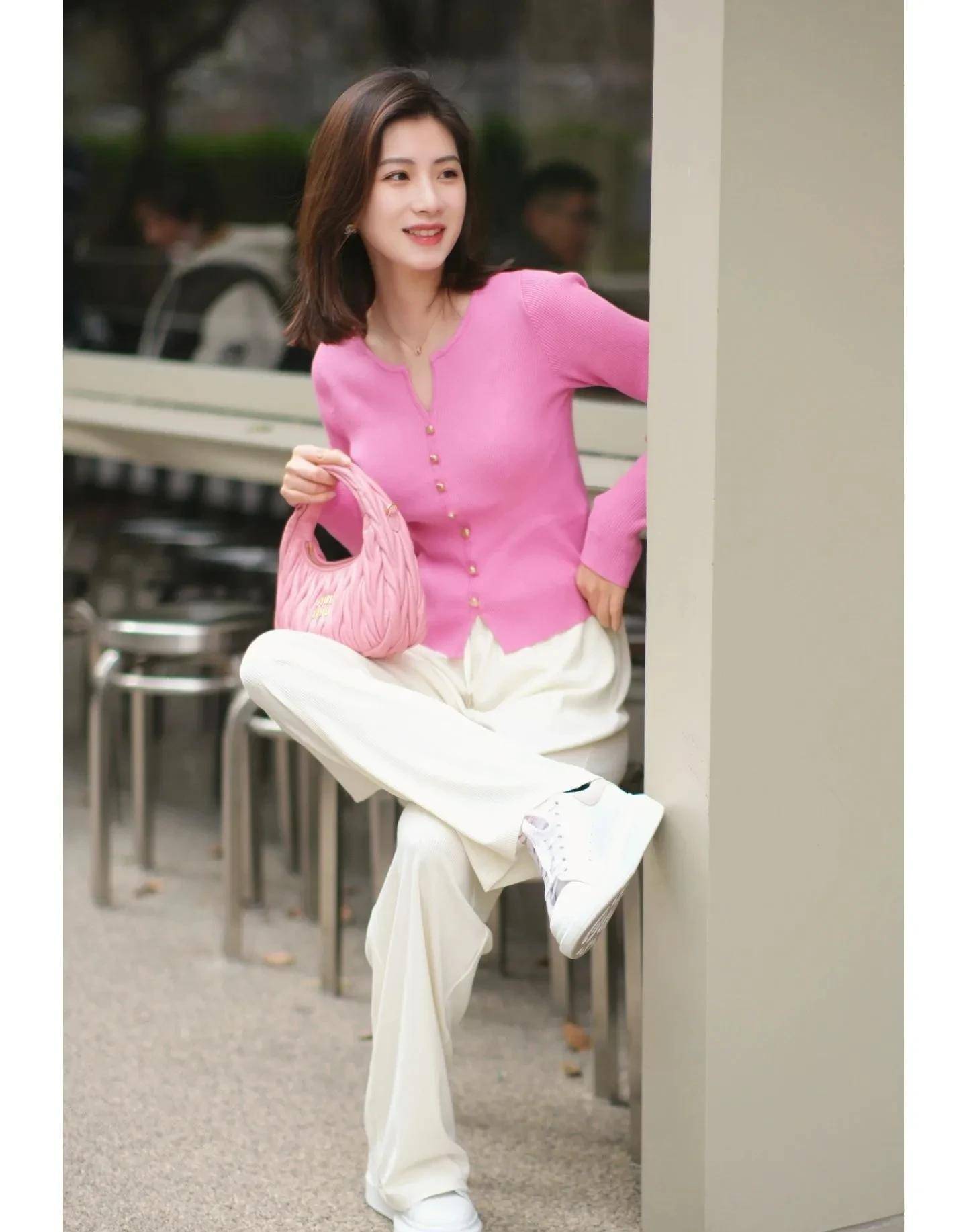 粉色毛衣搭配白色阔腿裤!瞬间让你变身粉红女郎!如此温柔又时尚!