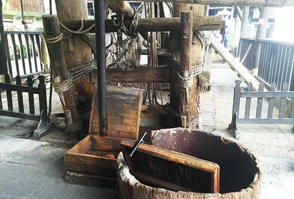 百年前,几个四川农民凿了口1001米的井,为何能影响