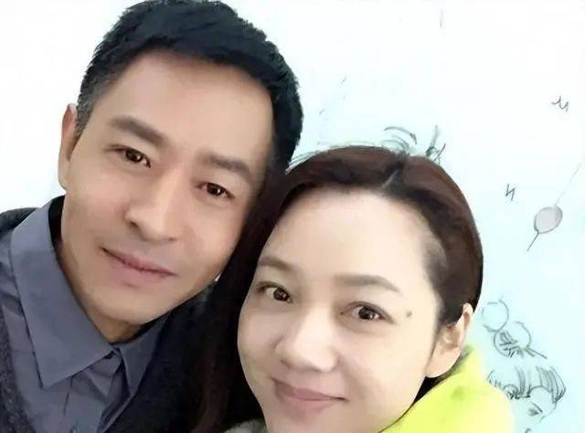 美女主持人周群:嫁给神秘老公生下三个孩子,如今50岁宛如少女_节目