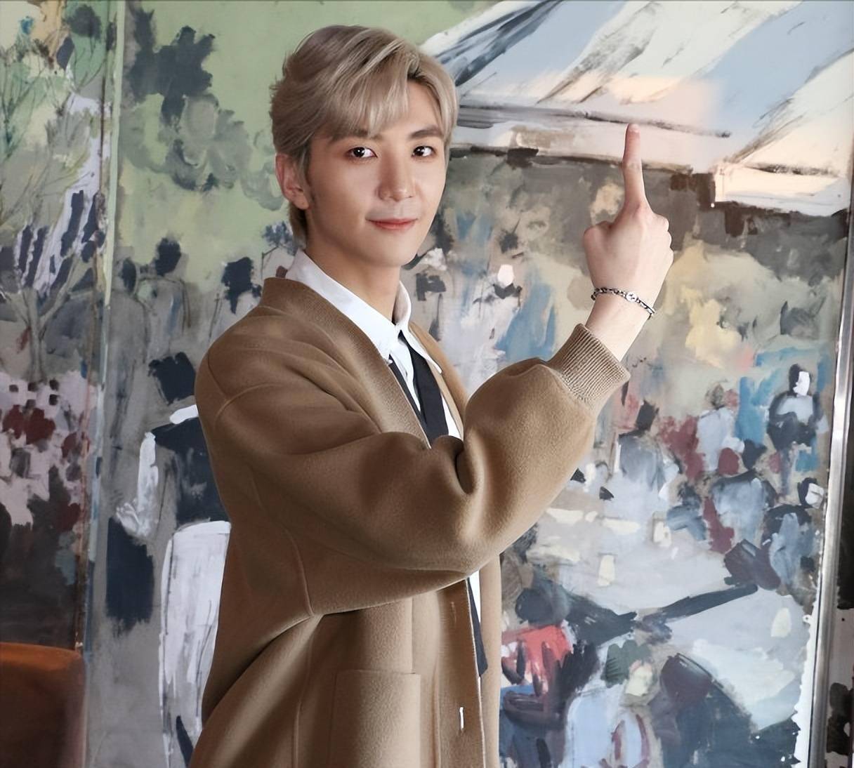 儿子张镐濂曝洪欣夫妇很恩爱,称呼张丹峰为爸爸,感激对方的付出_网友