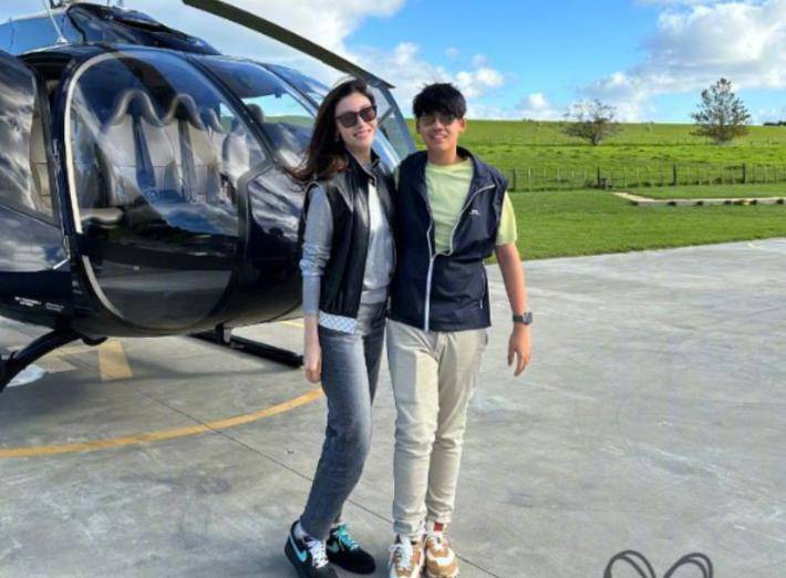 李嘉欣晒照庆结婚15周年:夫妻合照秀恩爱,靠许晋亨肩膀笑得好甜_丈夫