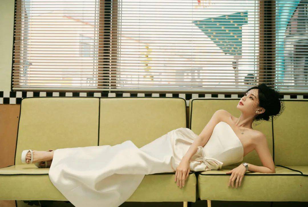 李一桐复古名媛风美照,白色抹胸连衣裙凸显优雅,心里美极了!