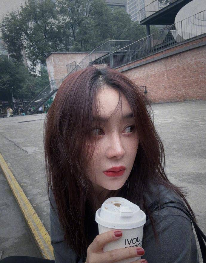 袁姗姗分享生活美照,身姿曼妙惹人爱,俏皮可爱甜如初恋_网络_黑色