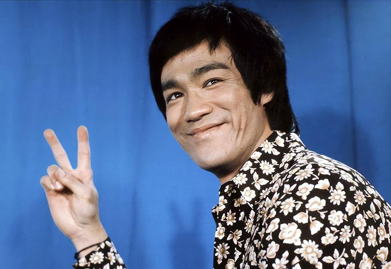 他一出生就在荧幕上留下婴儿脚印,并参演粤语电影《金门女》.