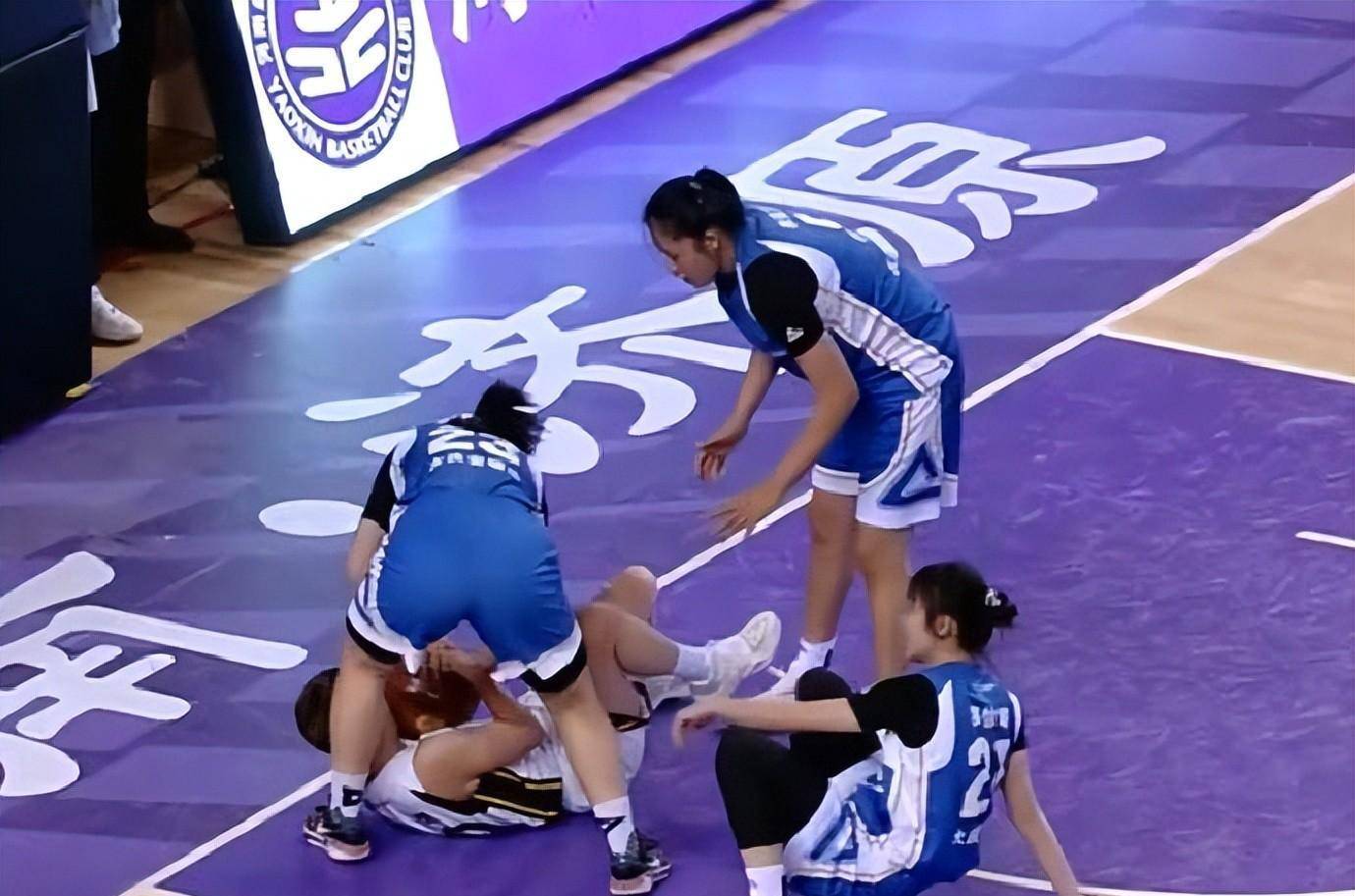 球队另一员锋线球员郑好擅长冲击和突破,外线也有投射能力,她和李阳芷