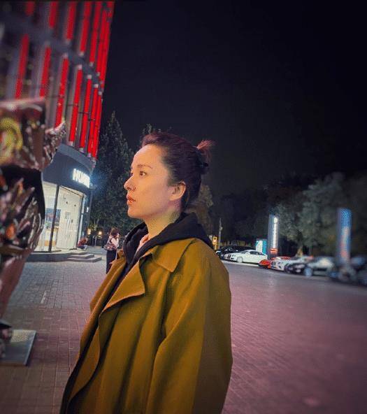 67靳东罕见携妻子现身,45岁李佳素颜清纯嫩似高中生,他却似油腻大叔