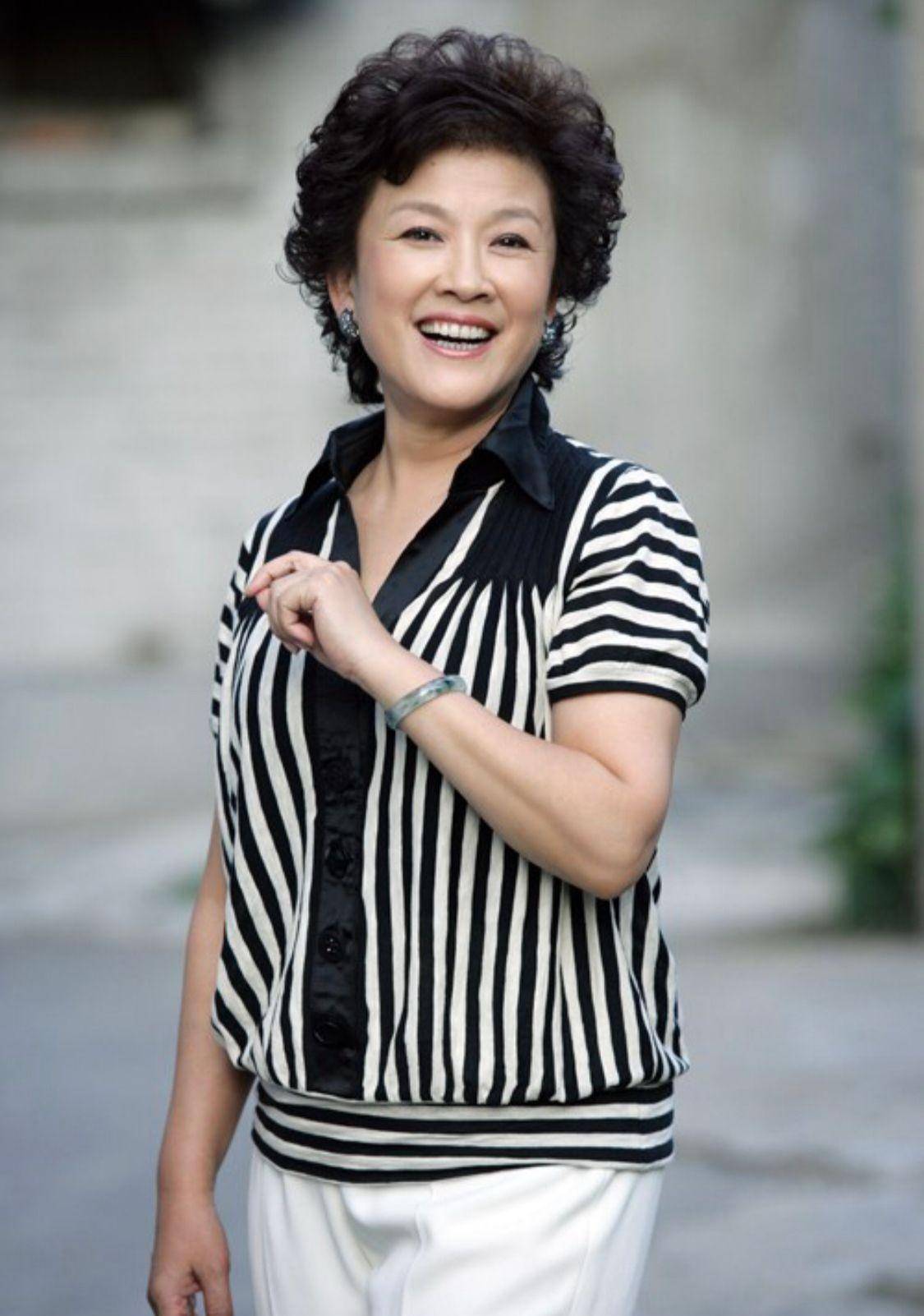 72岁宋春丽老得好优雅:不穿花衣,不染白发,气质比同龄人更高级_衣服