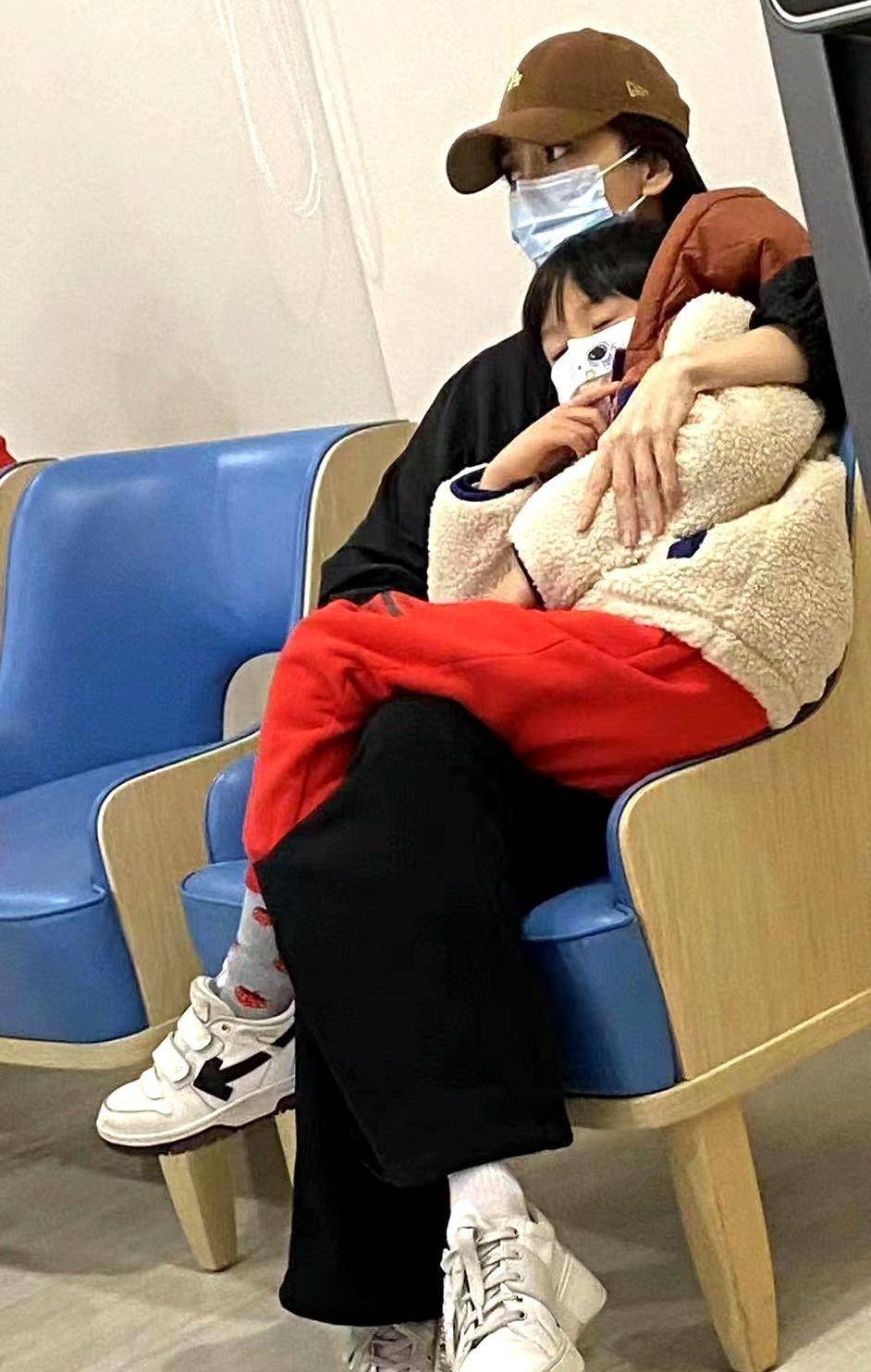 angelababy被禁言后首露面,深夜抱儿子看急诊,干瘪憔悴显落魄_工作