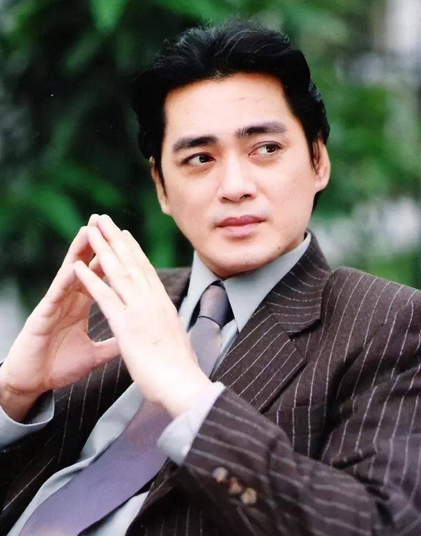 江生原是康乐玩具厂的经理,精明强干.