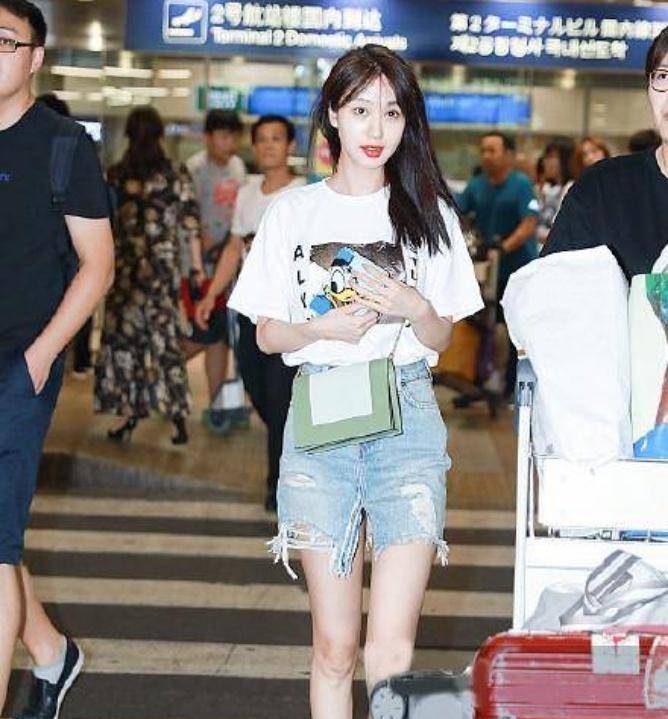 "敞开门"的牛仔短裤搭配白色短袖,李菲儿大秀精致五官!