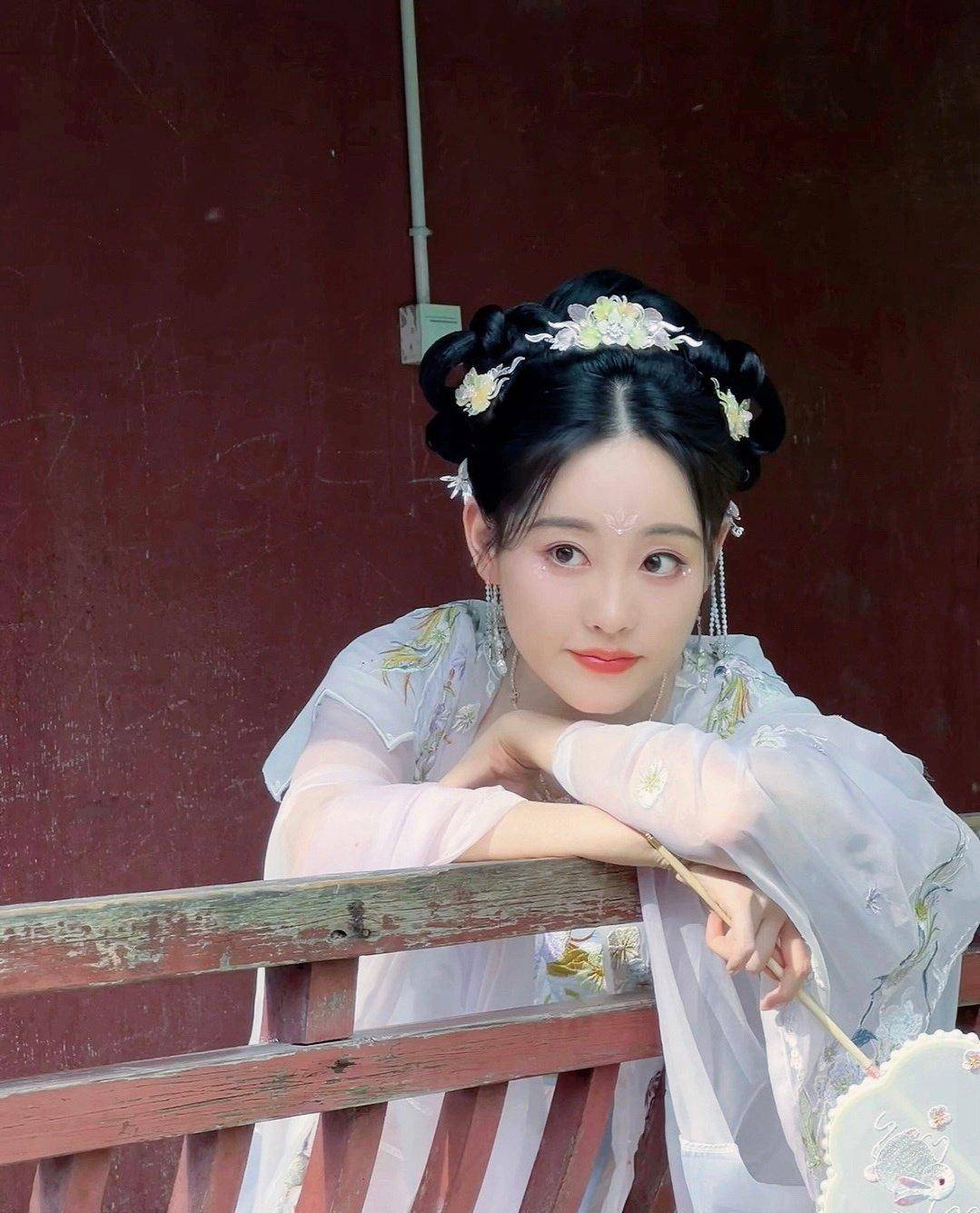 祝绪丹普及了一种叫做"半透明服装"的服装风格,不仅优雅,而且高级感