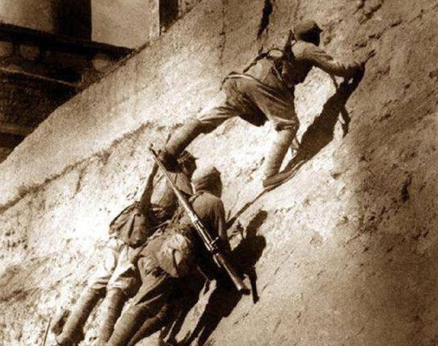 15日,日本宣布无条件投降,但是在淮阴和淮安两地的八千日伪军负隅顽抗