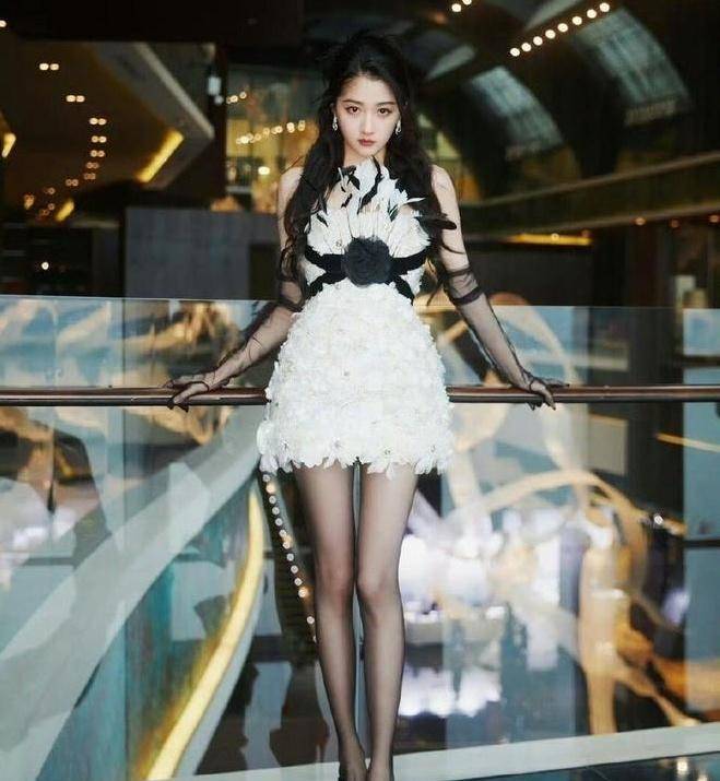 关晓彤挑战非主流风采,黑色丝袜搭配鸡毛连衣裙大秀熟女魅力!