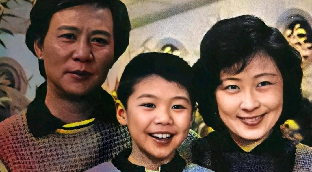 90年代,演员古月与妻儿合影,一家三口面对镜头,露出幸福的微笑_张燕