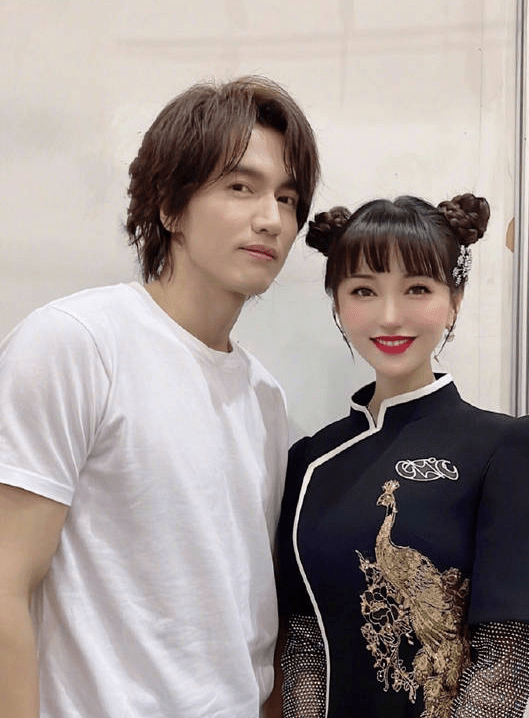 言承旭成都太古里活动,其实脖子能看出来年纪不小了,但还是好帅