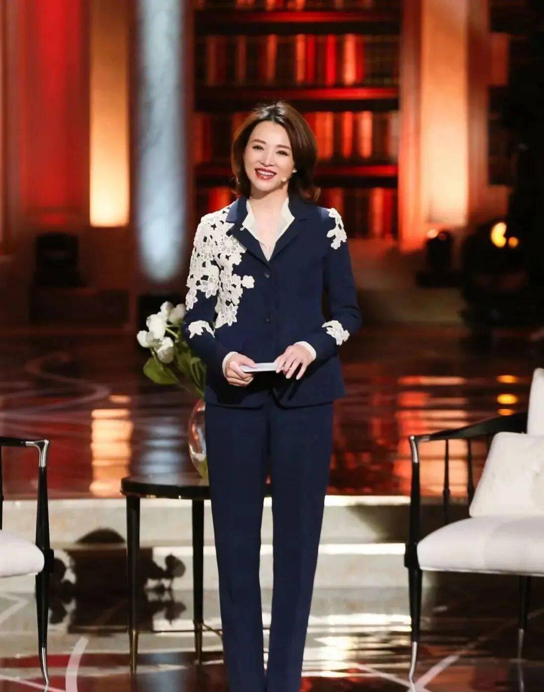 董卿食堂用餐被偶遇,穿印花衬衫素面朝天,老态真实,气质优雅_整体