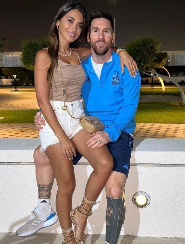 梅西带保镖去迪士尼被偶遇,36岁皱纹变多,8岁儿子有肚腩吃手指_家庭