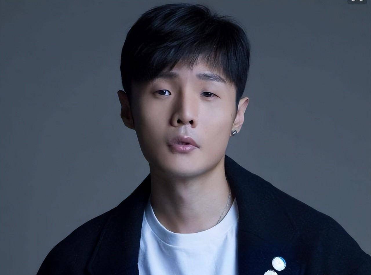 《模特》这首歌一经发行,在年轻人市场上备受欢迎,李荣浩也因此出现在